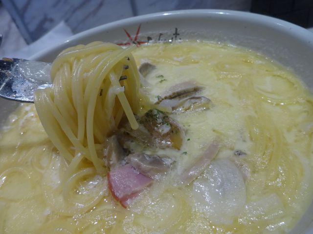 「イルキャンティ チェリエ 横浜桜木町店」で注文したギリシャのスパゲッティ(パスタをフォークで持ち上げたところ)