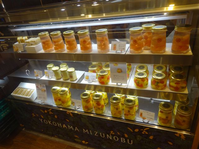 「横浜水信ジョイナス本店」に置かれた冷蔵ケースに並ぶフルーツポンチ、バナナヴィクトリアケーキ、バナナプリンなど