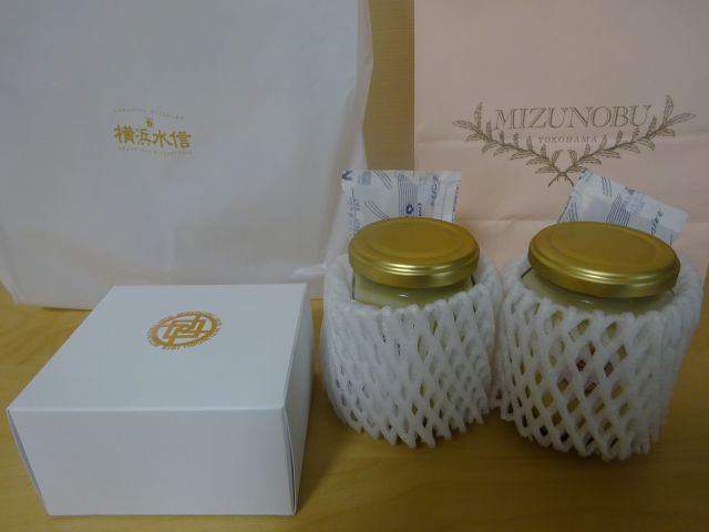 「横浜水信ジョイナス本店」で購入した「バナナヴィクトリアケーキ」と「バナナプリン」とお店の袋を並べたところ