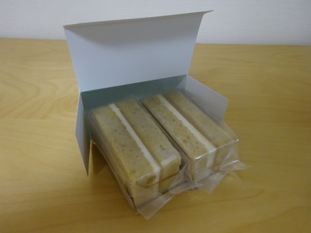 「横浜水信ジョイナス本店」で購入した「バナナヴィクトリアケーキ」を箱から出したところ