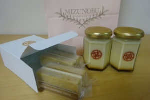 「横浜水信ジョイナス本店」で購入した「バナナヴィクトリアケーキ」と「バナナプリン」とお店の袋を並べたところ