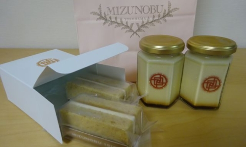 「横浜水信ジョイナス本店」で購入した「バナナヴィクトリアケーキ」と「バナナプリン」とお店の袋を並べたところ