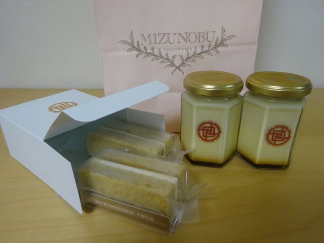 「横浜水信ジョイナス本店」で購入した「バナナヴィクトリアケーキ」と「バナナプリン」とお店の袋を並べたところ