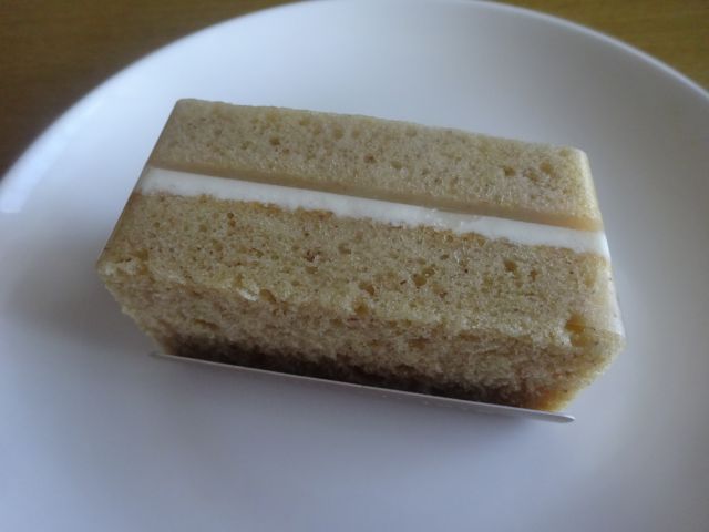 「横浜水信ジョイナス本店」で購入した「バナナヴィクトリアケーキ」を皿にのせたところ