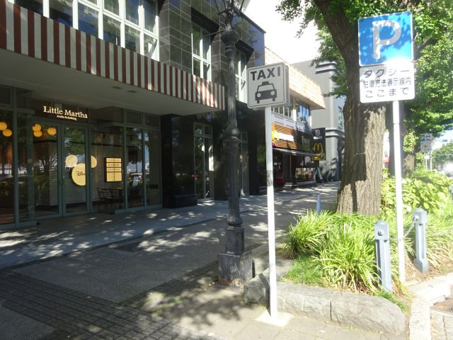 山下公園通りのタクシー乗り場(横浜マリンタワーに近いタクシー乗り場の様子)