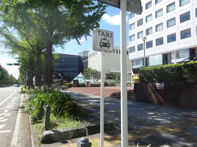 山下公園通りのタクシー乗り場(横浜産業貿易センター・横浜産貿ホール前のタクシー乗り場の様子)