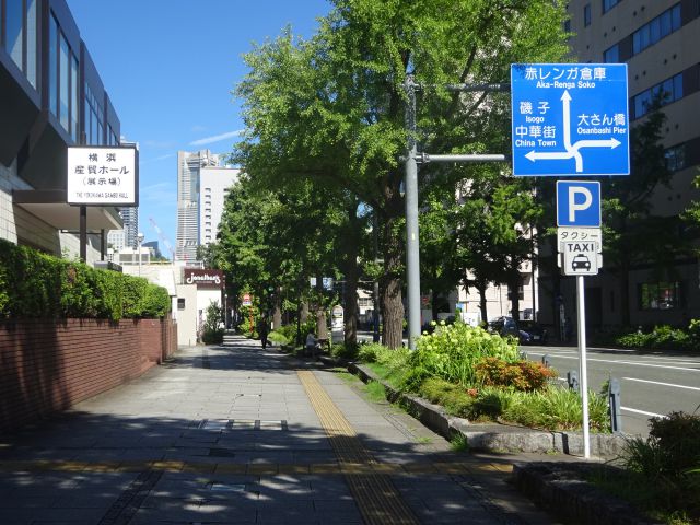 山下公園通りのタクシー乗り場(横浜産業貿易センター・横浜産貿ホール前のタクシー乗り場の様子)