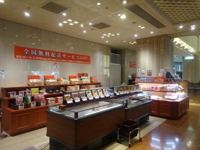 「崎陽軒本店」にある崎陽軒本店ショップのお土産売り場の様子