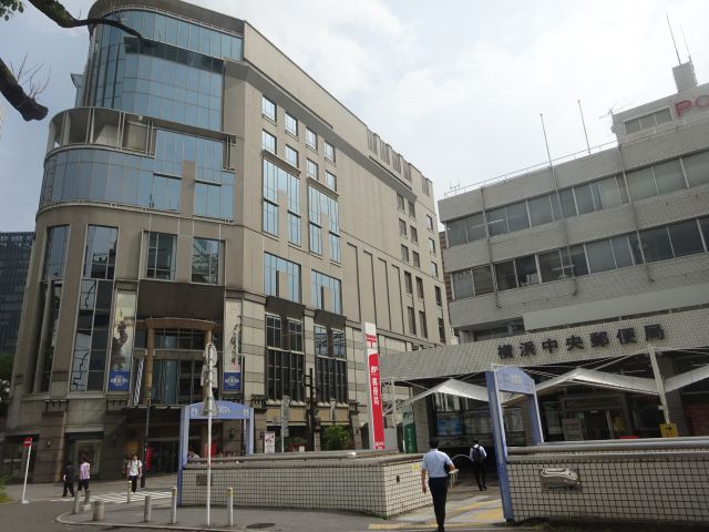 「崎陽軒本店」の外観とその隣にある横浜中央郵便局