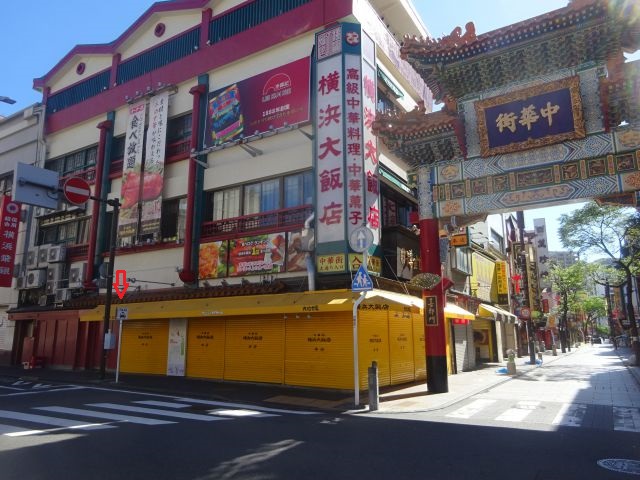 横浜中華街のタクシー乗り場(善隣門と横浜大飯店・タクシー乗り場の場所に赤い矢印あり)