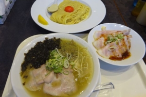 「むかん横浜」で注文した牡蠣塩ラーメン、牡蠣バターたまご麺、肉丼を並べたところ