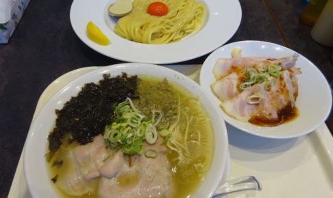 「むかん横浜」で注文した牡蠣塩ラーメン、牡蠣バターたまご麺、肉丼を並べたところ