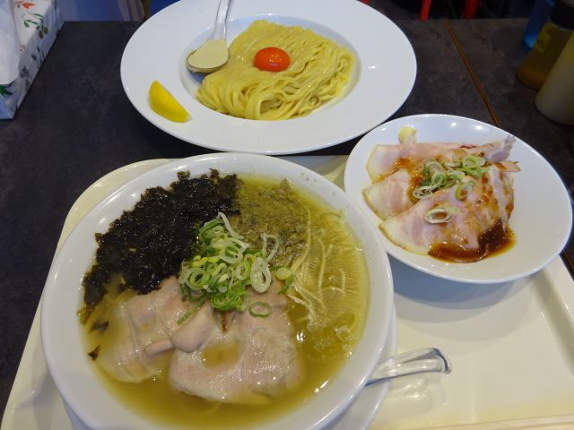 「むかん横浜」で注文した牡蠣塩ラーメン、牡蠣バターたまご麺、肉丼を並べたところ