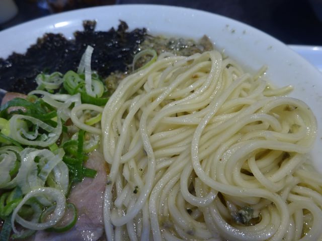 「むかん横浜」で注文した牡蠣塩ラーメンの麺アップ