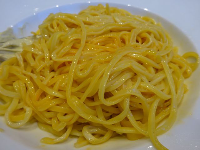 「むかん横浜」で注文した牡蠣バターたまご麺を混ぜたところ