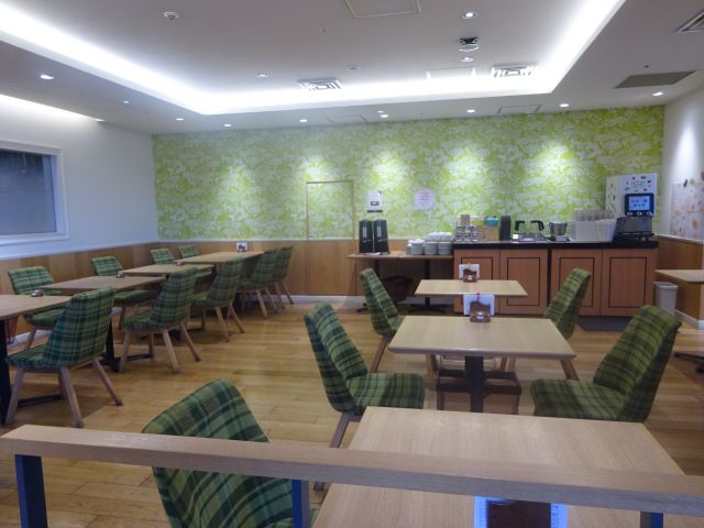 「果実園リーベル横浜ランドマークプラザ店」店内テーブル席の様子とドリンクバー