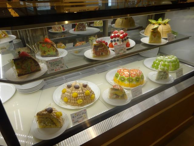 「果実園リーベル横浜ランドマークプラザ店」のショーケースに並ぶズコット(ケーキ)