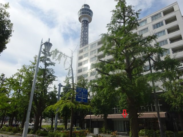 山下公園通りのタクシー乗り場(横浜マリンタワーが見える・タクシー乗り場に赤い矢印あり)