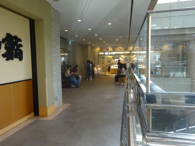 「果実園リーベル横浜ランドマークプラザ店」の前にお客さんが集まっている様子と周辺の様子