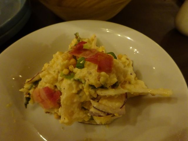 横浜ビール本店レストランUMAYA」で注文した驛のポテトサラダを皿に盛ったところ