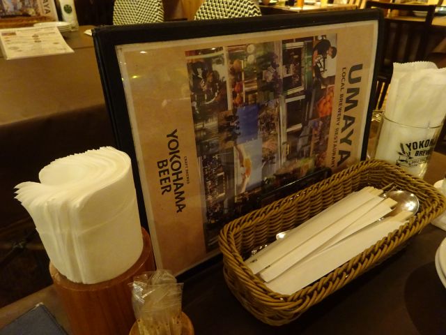 「横浜ビール本店レストランUMAYA」のテーブル席に置かれたメニュー表など