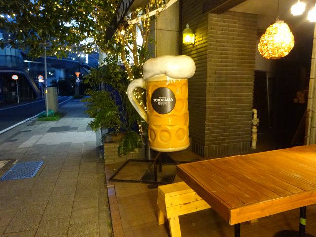 「横浜ビール本店レストランUMAYA」のビールのオブジェ・外のテーブル席、周辺の様子など