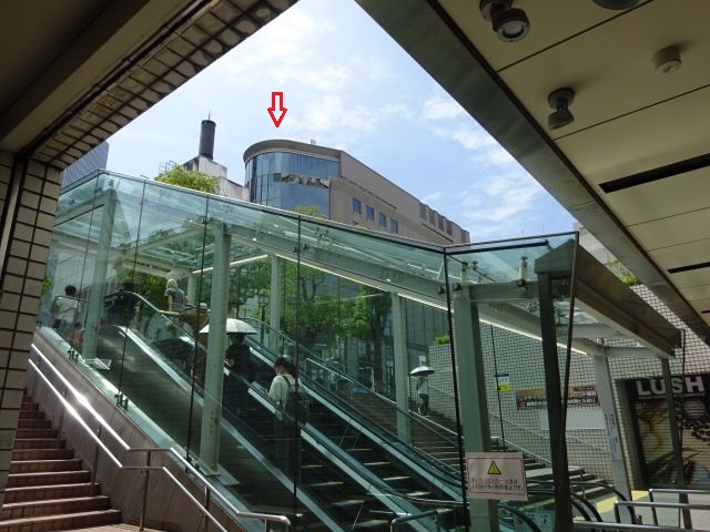 横浜駅東口の出口から見える「崎陽軒本店」に赤い矢印