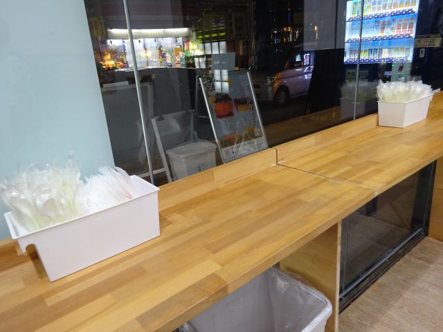 「アイスは別腹横浜関内店」店内カウンターの様子