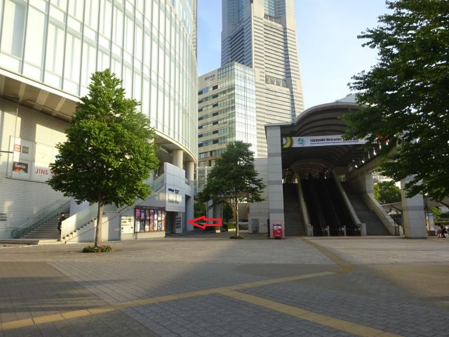 桜木町・コレットマーレの映画館「横浜ブルク13」の行き方(桜木町駅前から見たコレットマーレと周辺の景色・コレットマーレ映画館の入口に赤い矢印)