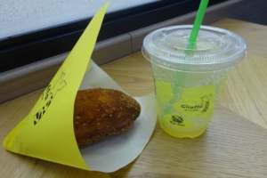 横浜ワールドポーターズ・カレーパン専門店「ジラッファ（Giraffa)」で購入したカレーパンとドリンクセット
