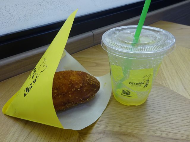 横浜ワールドポーターズ・カレーパン専門店「ジラッファ(Giraffa)」で購入したカレーパンとドリンクセット