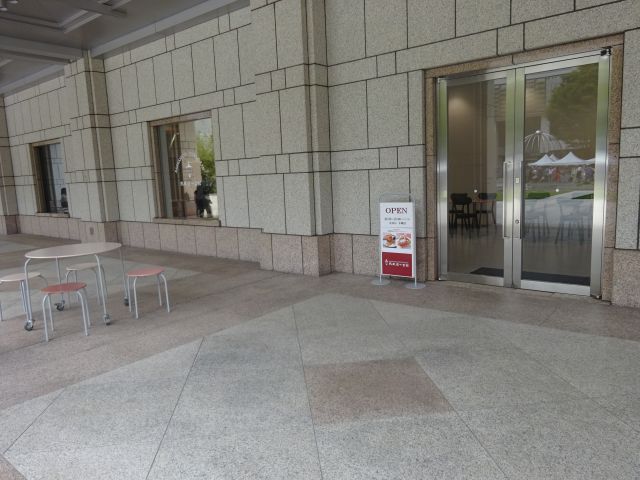 横浜美術館のカフェ「馬車道十番館 横浜美術館 喫茶室」外側の入口と周辺の様子