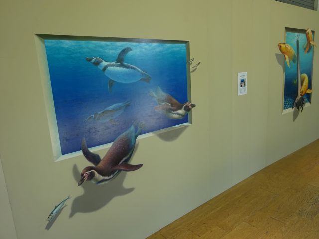 マークイズみなとみらい「みなとみらいトリックアート・ストリート」のトリックアート(ペンギン・魚)