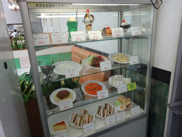 「横浜第二合同庁舎 喫茶室」の食品サンプルが並ぶショーケース