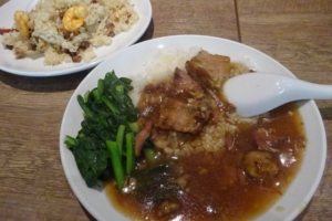横浜中華街「愛群」で注文した牛バラ肉ご飯（手前）と五目チャーハン（奥）