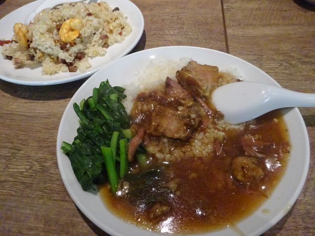 横浜中華街「愛群」で注文した牛バラ肉ご飯（手前）と五目チャーハン（奥）