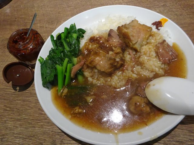 横浜中華街「愛群」で注文した牛バラ肉ご飯に辛調味を添えたところ