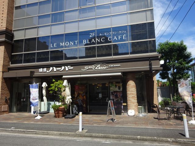 「レ・ザンジュ・ベイ・ヨコハマ山下本店」の外観(お店の看板に横濱ハーバーとも書いてある)