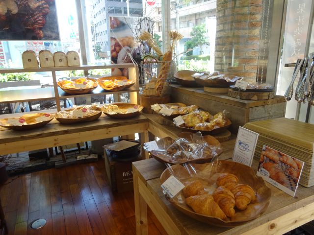 「レ・ザンジュ・ベイ・ヨコハマ山下本店」店内の様子(ベーカリーコーナーに並ぶパン)