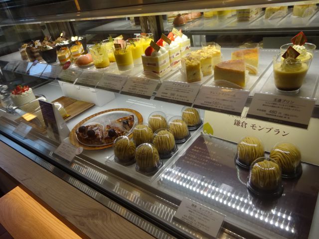 「レ・ザンジュ・ベイ・ヨコハマ山下本店」店内の様子(ケーキが並ぶショーケース)