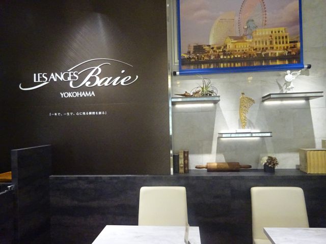 「レ・ザンジュ・ベイ・ヨコハマ山下本店」カフェ店の様子