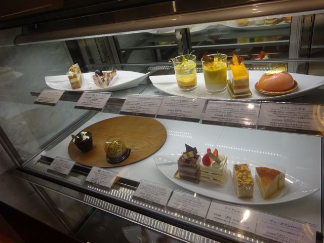 「レ・ザンジュ・ベイ・ヨコハマ山下本店」カフェ店のショーケースに並ぶケーキ