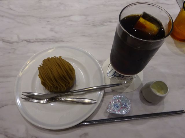 「レ・ザンジュ・ベイ・ヨコハマ山下本店」のカフェ店で注文した鎌倉モンブランとアイスコーヒー