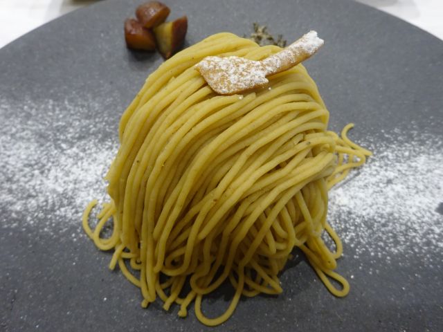「レ・ザンジュ・ベイ・ヨコハマ山下本店」のカフェ店で注文したしぼりたてモンブラン