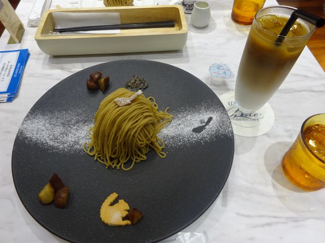 「レ・ザンジュ・ベイ・ヨコハマ山下本店」のカフェ店で注文したしぼりたてモンブランとアイスカフェラテ