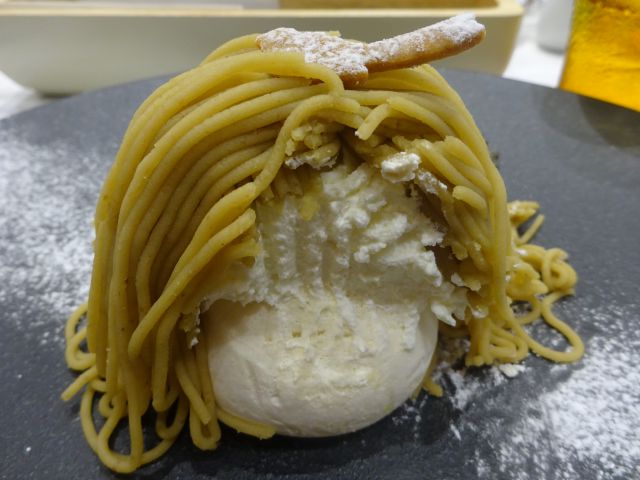 「レ・ザンジュ・ベイ・ヨコハマ山下本店」のカフェ店で注文したしぼりたてモンブランの断面