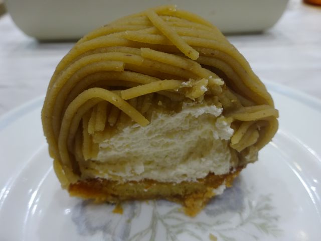 「レ・ザンジュ・ベイ・ヨコハマ山下本店」のカフェ店で注文した鎌倉モンブランの断面