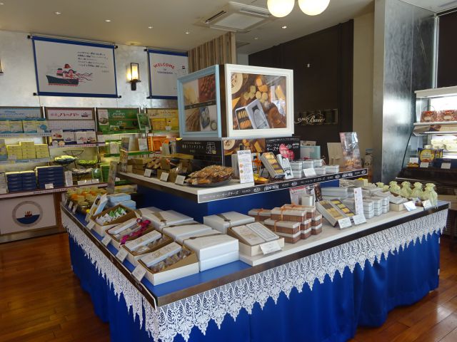 「レ・ザンジュ・ベイ・ヨコハマ山下本店」店内の様子(鎌倉レザンジュとありあけハーバーのコーナーあり)