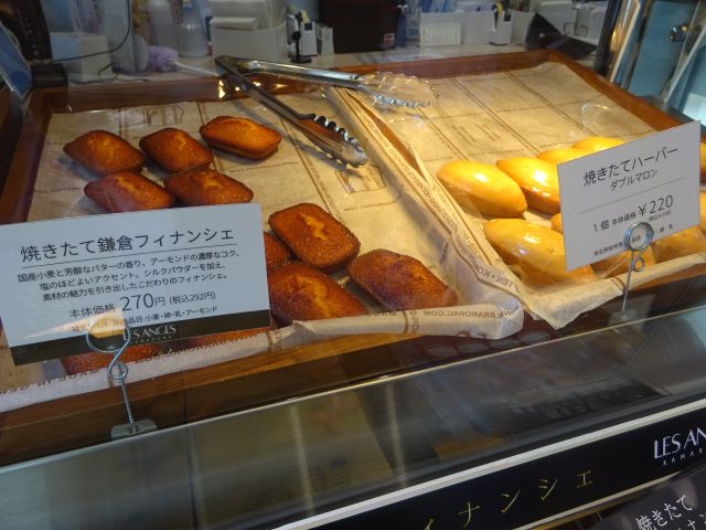 「レ・ザンジュ・ベイ・ヨコハマ山下本店」のショップにある焼きたて鎌倉フィナンシェと焼きたてハーバーが置かれたケース