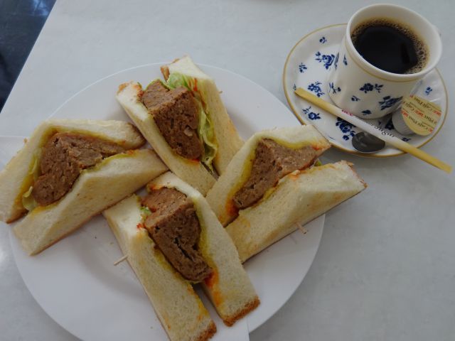 「横浜第二合同庁舎 喫茶室」で注文したハンバーグサンド（ハンバーグのサンドイッチ）とホットコーヒー